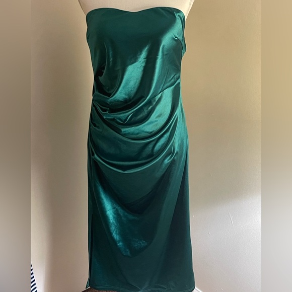 NWT ALLEGRA K BEAUTIFUL EMERALD GREEN strapless gown - Picture 3 of 10